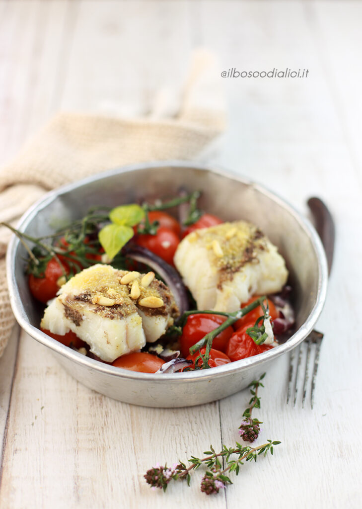 Merluzzo in crosta di olive e pinoli con cipolle rosse e pomodori